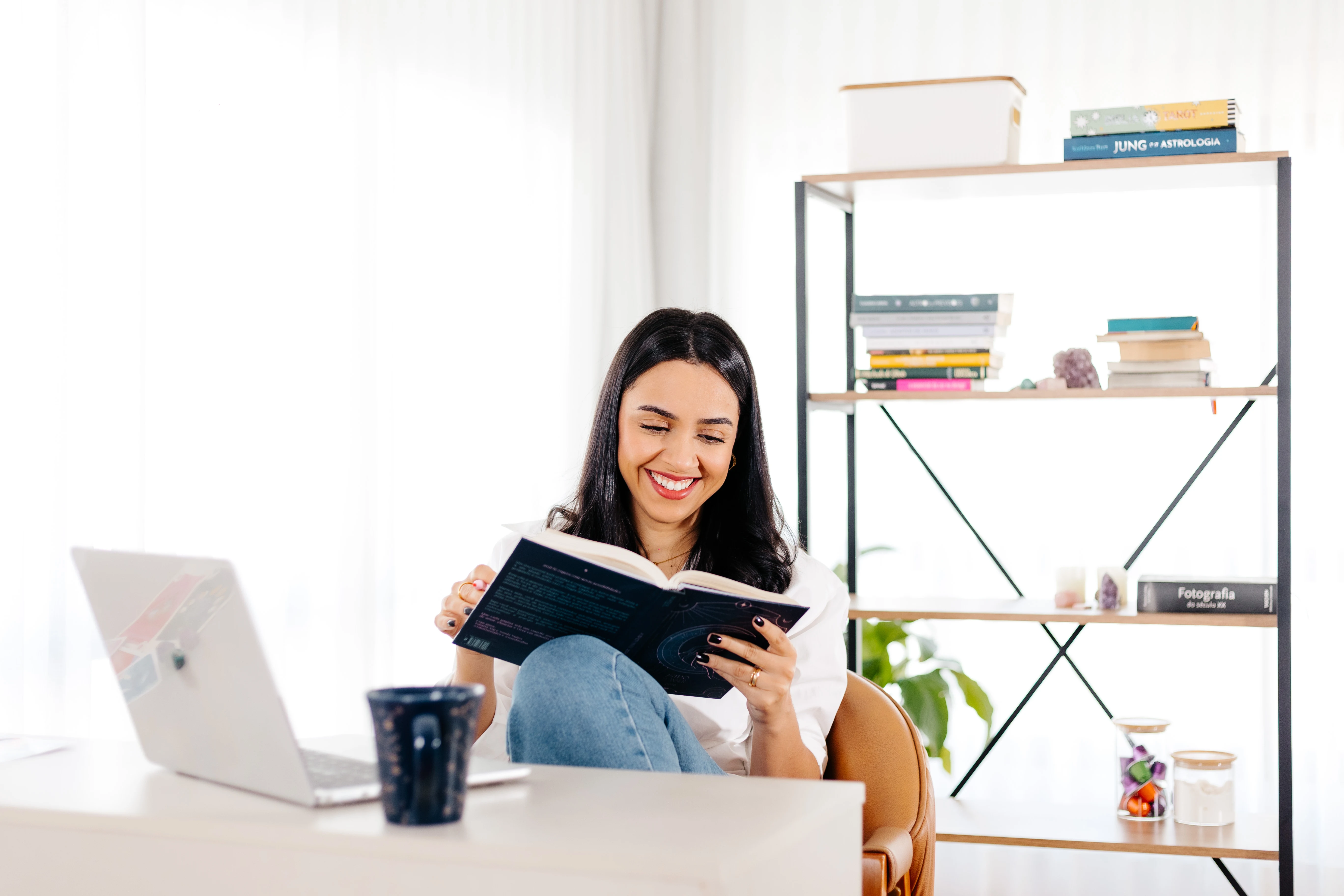 Nanda em um momento de estudo e conexão com a astrologia